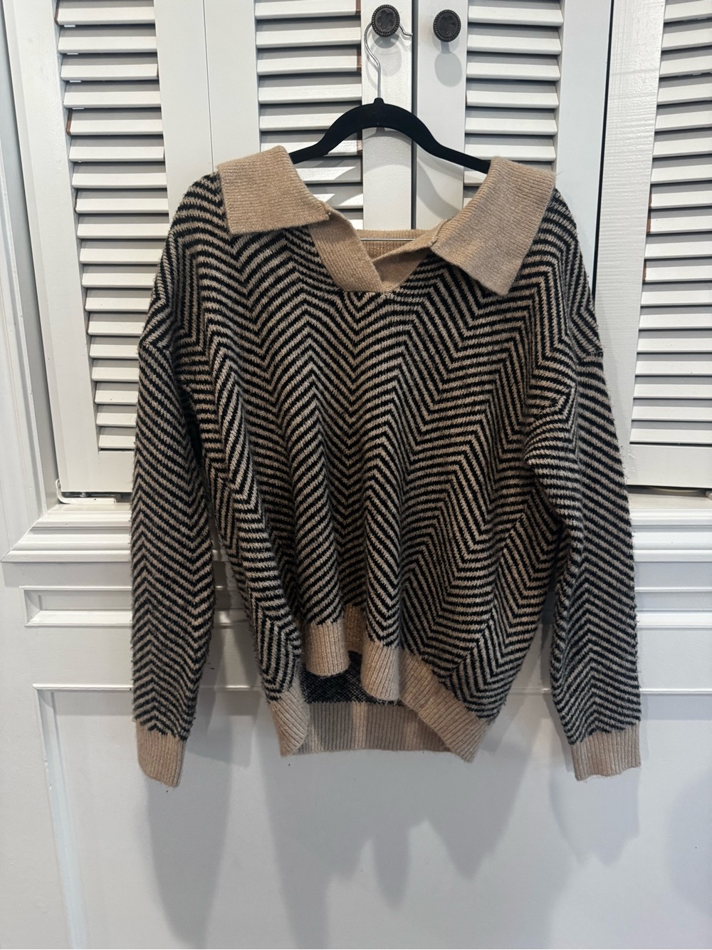 BiBi Chevron V-Neck Polo Sweater in Beige and Black